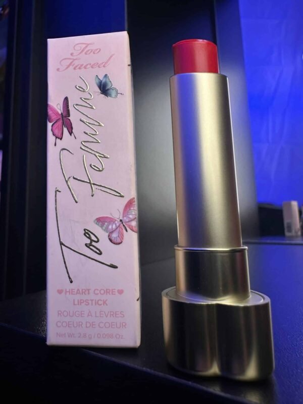 Batom Too Faced Femme Heart Core Lipstick - Imagem 3