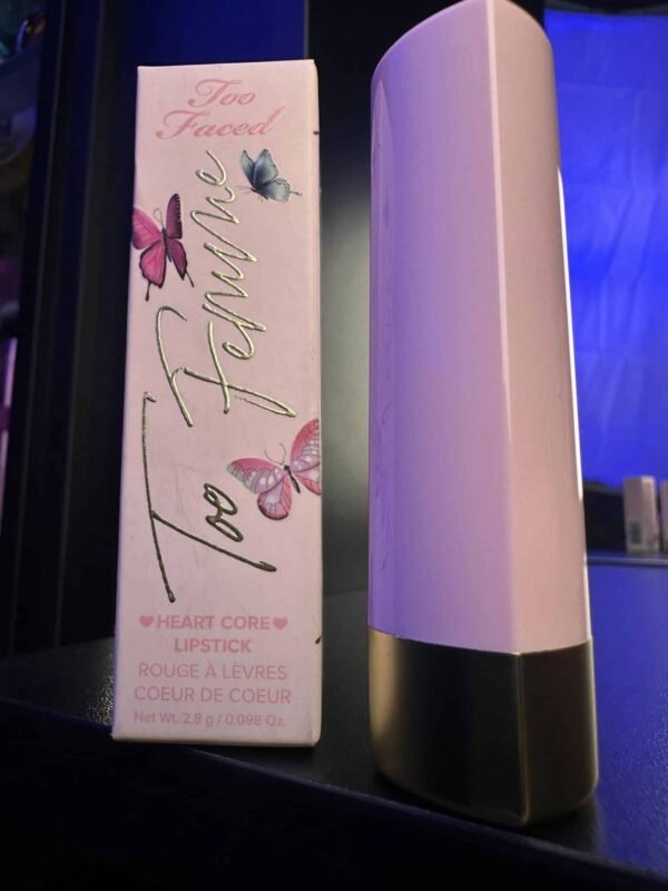 Batom Too Faced Femme Heart Core Lipstick - Imagem 4